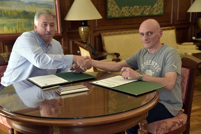 Joseba Asiron y Eneko Artega firman acuerdo Ayuntamiento-DYA.