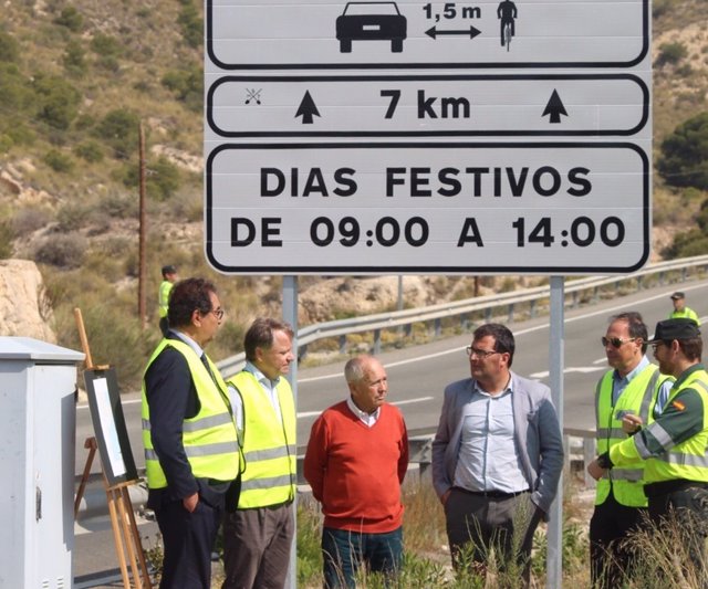 Moragues visita una ruta segura de ciclista en El Campello