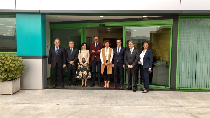 La ministra D.Montserrat i el delegat I.Millo en el Laboratori Ferrer