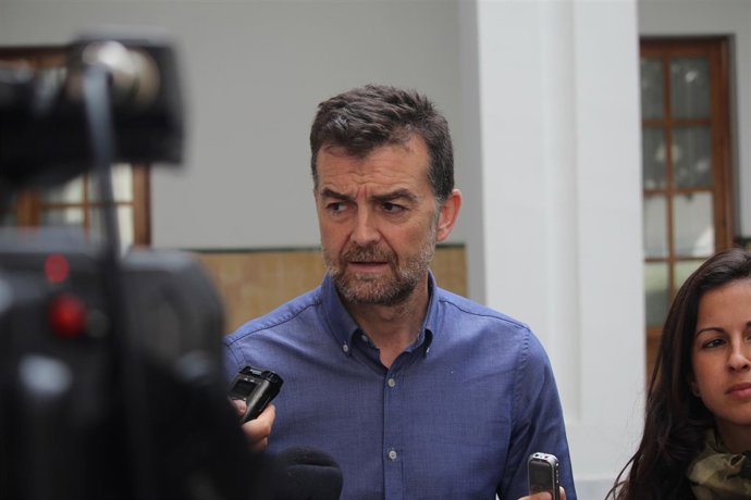 El líder andaluz de IU, Antonio Maíllo, atendiendo a los periodistas