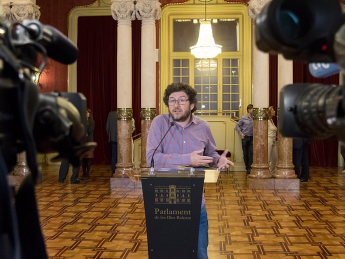 El portavoz de Podemos en el Parlament, Alberto Jarabo