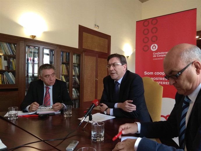 De izquierda a derecha: José Luis Monzón, Emili Villaescusa y Santiago Murgui