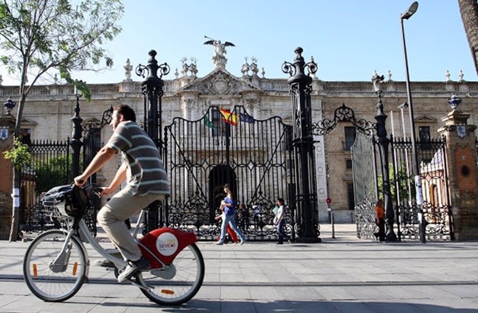 Universidad de Sevilla y un ciclista