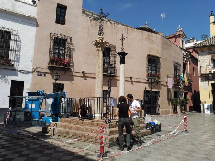Trabajos de resturación de las Tres Cruces en Santa Cruz, en Sevilla