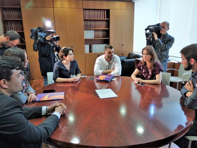 A.Levy (PP) amb joventuts de SCC