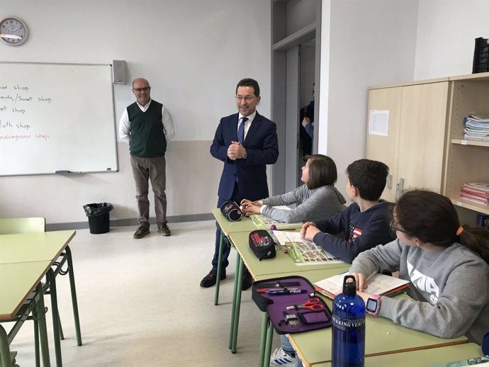  El Consejero Asturiano De Educación, Genaro Alonso