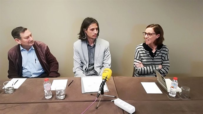 Antonio Martos, el periodista Roger Mateos, Isabel Obiols (Anagrama)
