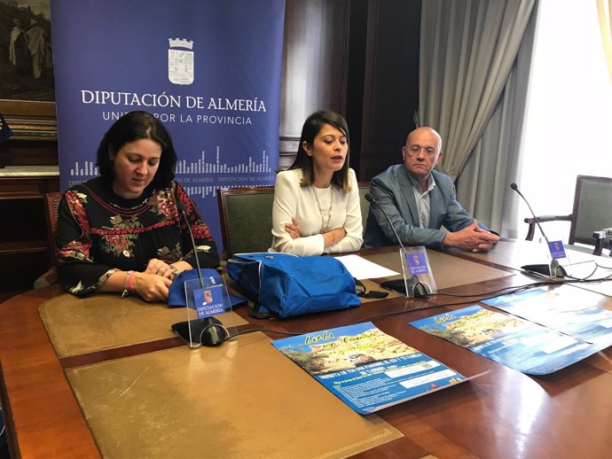 El alcalde de Taberno y Ángeles Martínez en la presentación de '4x4 en familia'.