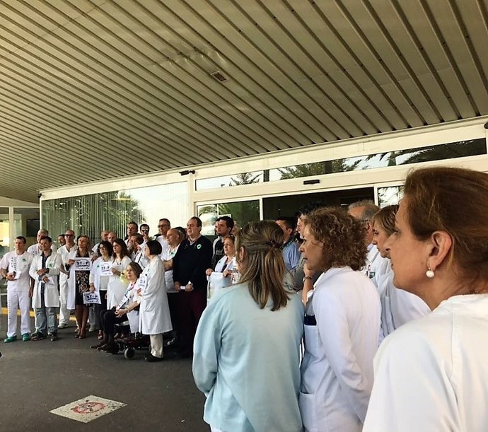 Concentración a las puertas del Hospital Torrecárdenas