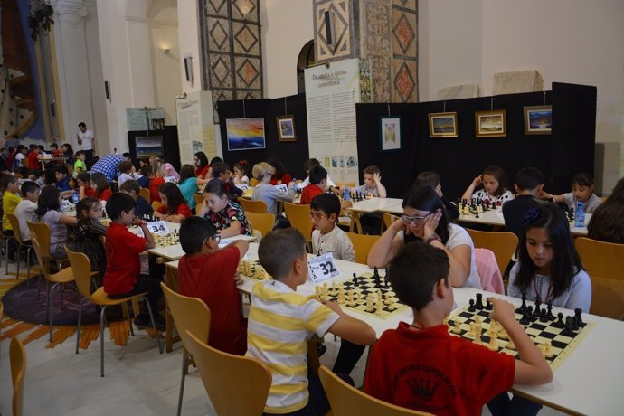 Niños participantes en el torneo benéfico de ajedrez en Vera