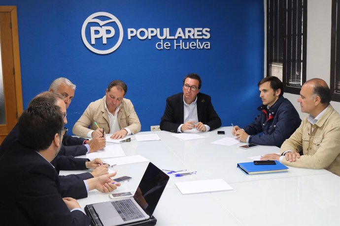 Dirigentes del PP se reúnen con los empresarios del sector turístico. 