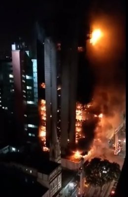 Edificio en llamas Brasil