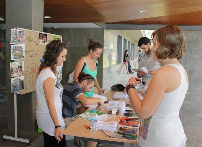 Residencia Universitaria Flora Tristán De La UPO, Estudiantes