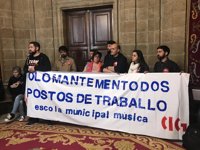 Personal de la Escuela de Música mantiene un breve encierro en Raxoi y exige una solución para su situación laboral