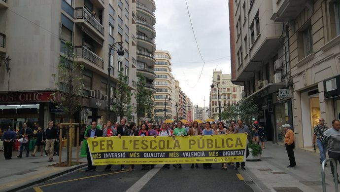 La protesta, a su paso por el centro de València