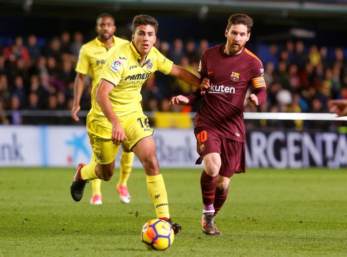 Lionel Messi ante Rodri en un Villarreal-FC Barcelona