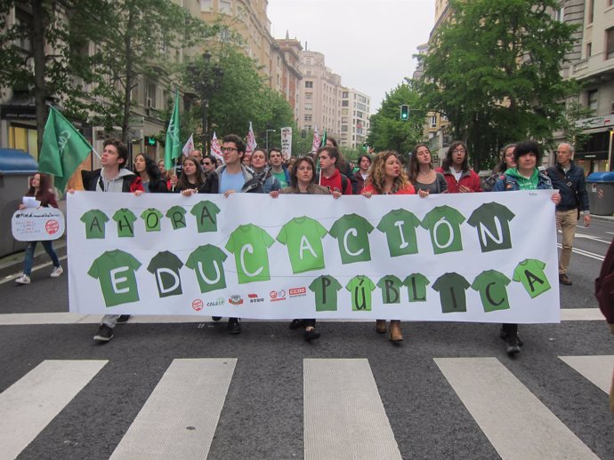 Manifestación en defensa de la educación en Santander 