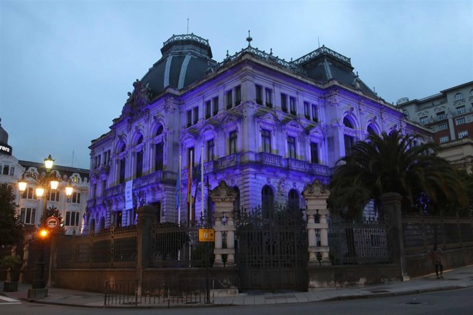 Junta General del Principado teñida de azul