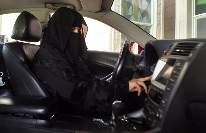 Mujer conduciendo en Arabia Saudí