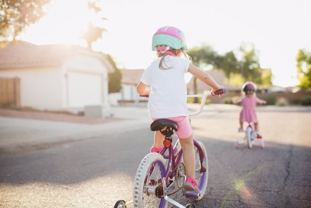 Vecindario, niñas, bicicleta, jugar