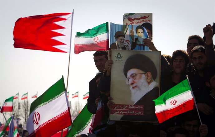 Cartel con la cara del ayatolá Alí Jamenei