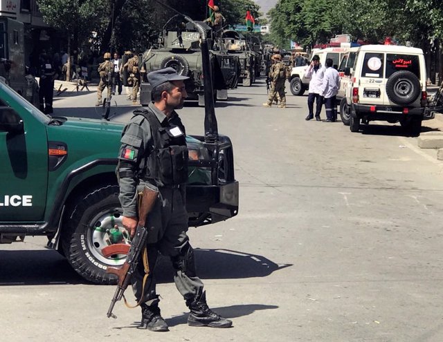 Fuerzas de seguridad afganas cerca del lugar de varias explosiones en Kabul