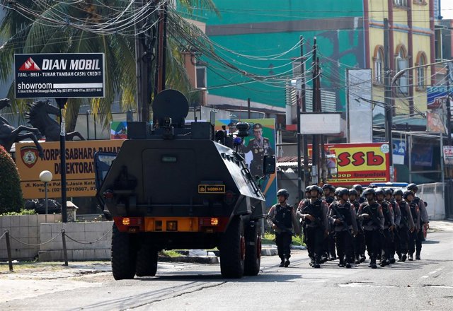 Fuerzas de seguridad cerca de la prisión de Depok en Yakarta