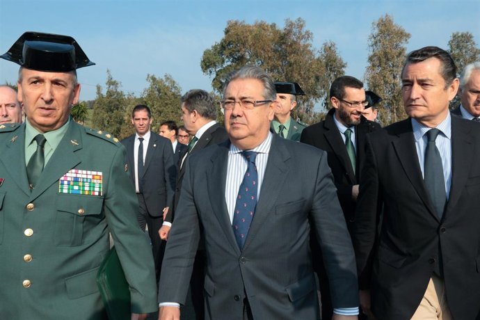 Juan Ignacio Zoido y Antonio Sanz, en La Línea de la Concepción (Cádiz)