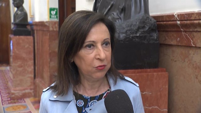 Margarita Robles en los pasillos del Congreso de los Diputados