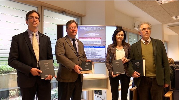 Bingen Zipuria en la presentación del libro sobre evolución del euskera