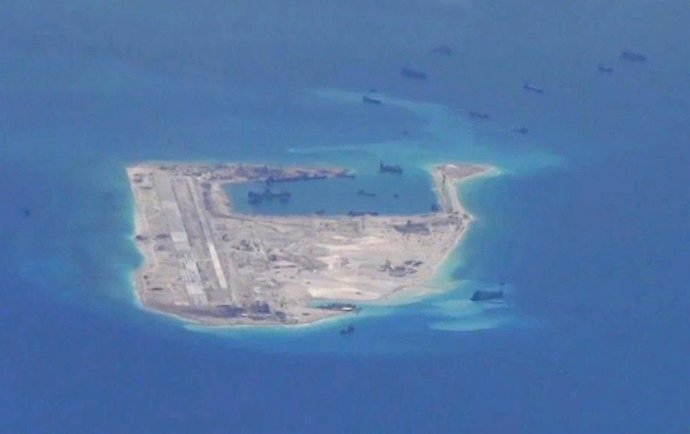 Foto de archivo de la Armada estadounidense que muestra instalaciones chinas.