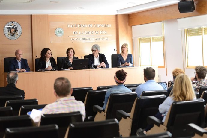 Jornada con universitarios de Granada sobre el acoso escolar