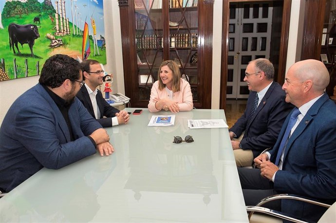 Irene García con el alcalde de Sanlúcar