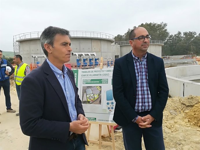 El delegado de Medio Ambiente, Ángel Acuña, comprueba el EDAR de Villamartín