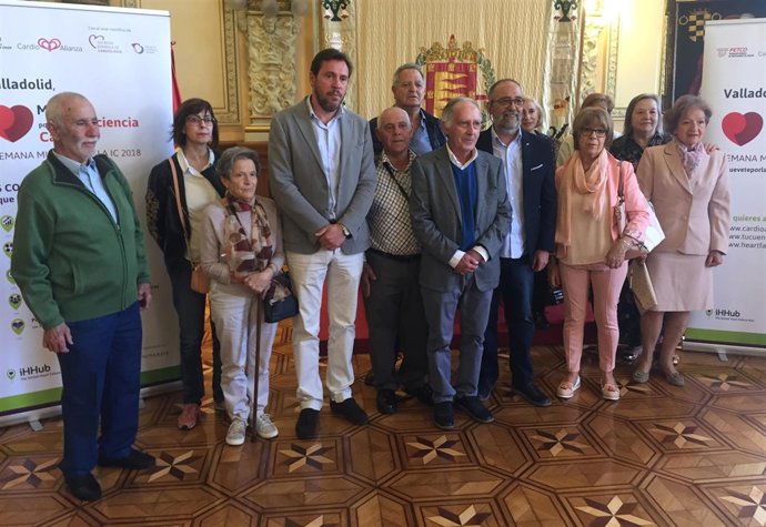 El alcalde, junto a miembros de la Federación de Transplantados. 9-4-2018