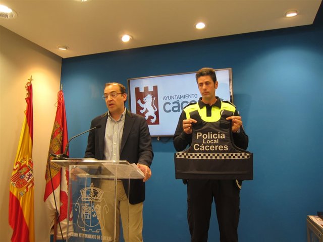 Los policías locales de Cáceres estrenan chalecos antibalas en Womad         