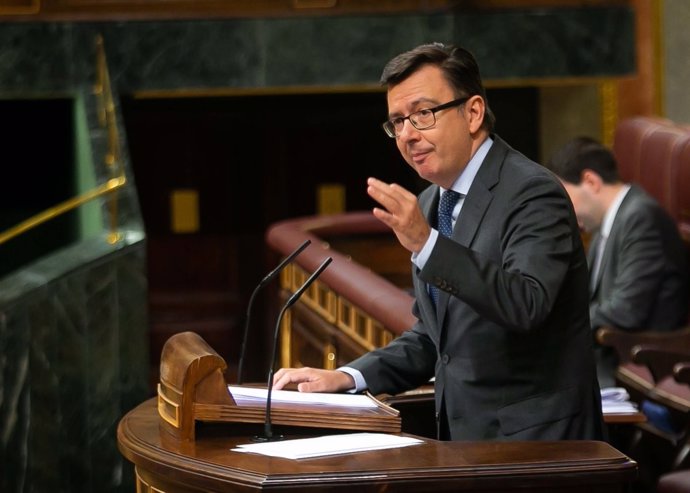 El ministro de Economía, Román Escolano, en el Pleno del Congreso