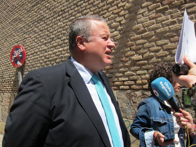 El delegado, Francisco Bernabé atiende a los medios                       