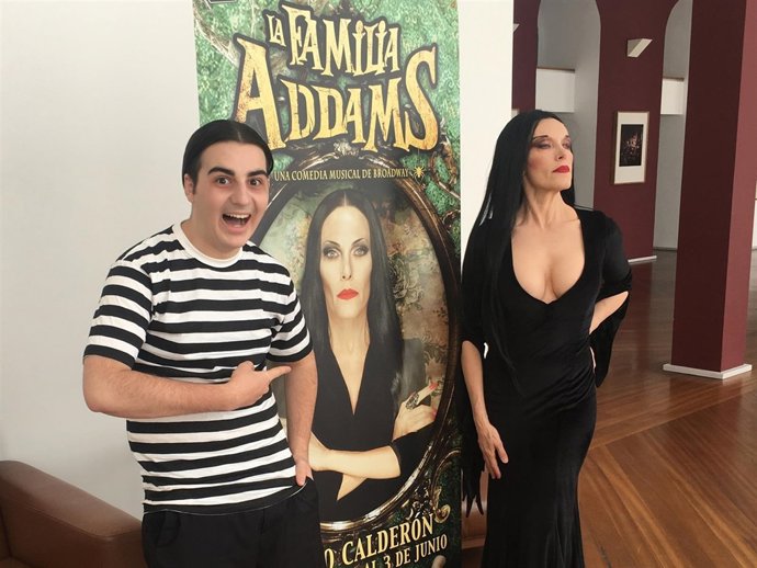 Valladolid.- Pugsley (Alejandro Mesa) y Morticia (Carmen Conesa), en el Calderón