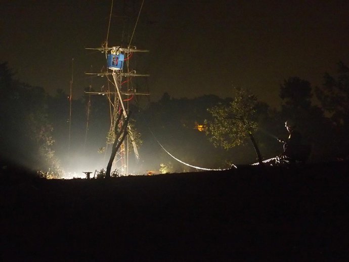 Los trabajos de sustitución de la línea aérea de media tensión de la C-16