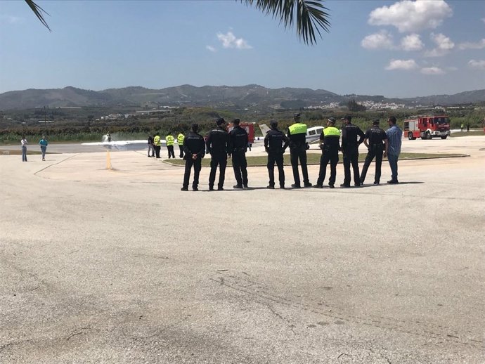 Efectivos de Policía Local, Nacional a la espera de aterrizaje de emergencia v