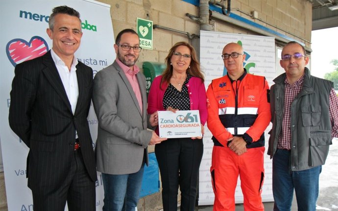 Autoridades durante la entrega del reconocimiento como 'zona cardioasegurada'
