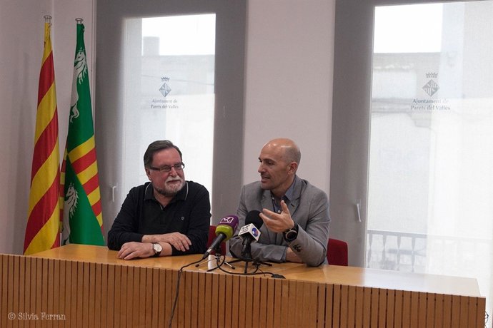 L'alcalde de Parets, Sergi Mingote, al costat del seu relleu, Francesc Juzagdo