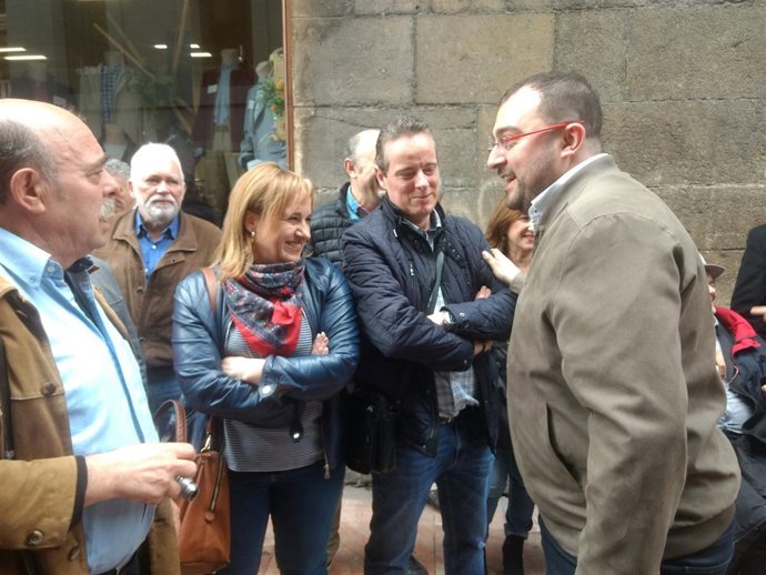 Adrián Barbón saludando a Marcelino Marcos.