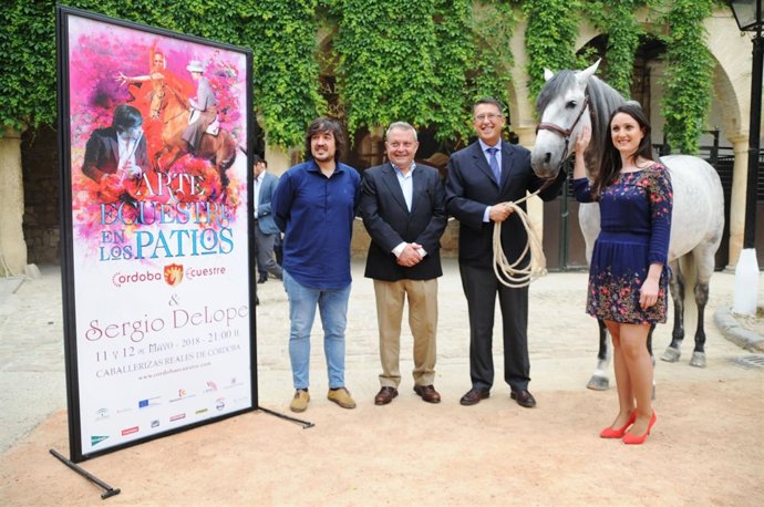 Autoridades durante la presentación