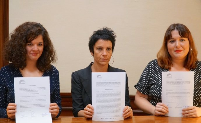 Castañón, Ángela Rodríguez y Alicia Ramos en el registro del Congreso