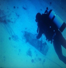 Buceador de la Armada neutralizando un proyectil