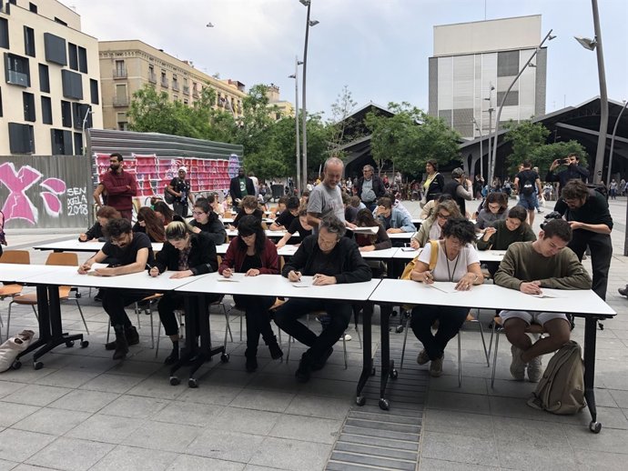 'Performance' de l'Escola Massana en suport al tancament de migrants