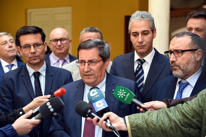 El presidente de la Diputación de Granada atiende a los medios