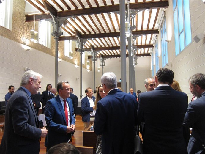 Sánchez Quero hablando con diputados de Cs y PP antes del pleno 